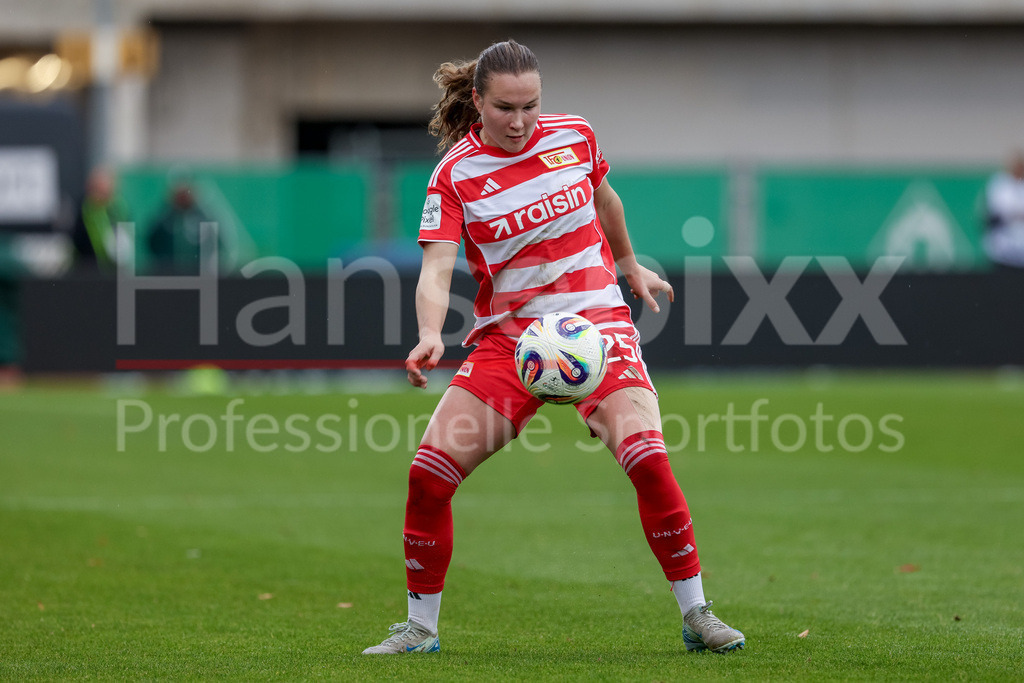 Fussball, Google Pixel Frauen-Bundesliga, SV Werder Bremen - 1. FC Union Berlin | Ida Heikkinen (1. FC Union Berlin, 25) am Ball, Freisteller, Einzelbild, Ganzkörper, Aktion, Action, Spielszene, DIE DFB-RICHTLINIEN UNTERSAGEN JEGLICHE NUTZUNG VON FOTOS ALS SEQUENZBILDER UND/ODER VIDEOÄHNLICHE FOTOSTRECKEN. DFB REGULATIONS PROHIBIT ANY USE OF PHOTOGRAPHS AS IMAGE SEQUENCES AND/OR QUASI-VIDEO.