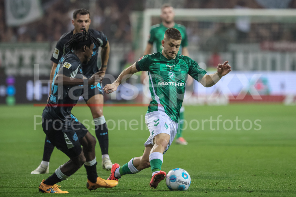 Fussball, Bundesliga, SV Werder Bremen - Bayer 04 Leverkusen | v.li.: Jeremie Frimpong (Bayer 04 Leverkusen, 30) und Romano Schmid (SV Werder Bremen, 20) im Zweikampf, Duell, Dynamik, Aktion, Action, Spielszene, DIE DFL-RICHTLINIEN UNTERSAGEN JEGLICHE NUTZUNG VON FOTOS ALS SEQUENZBILDER UND/ODER VIDEOÄHNLICHE FOTOSTRECKEN. DFL REGULATIONS PROHIBIT ANY USE OF PHOTOGRAPHS AS IMAGE SEQUENCES AND/OR QUASI-VIDEO.