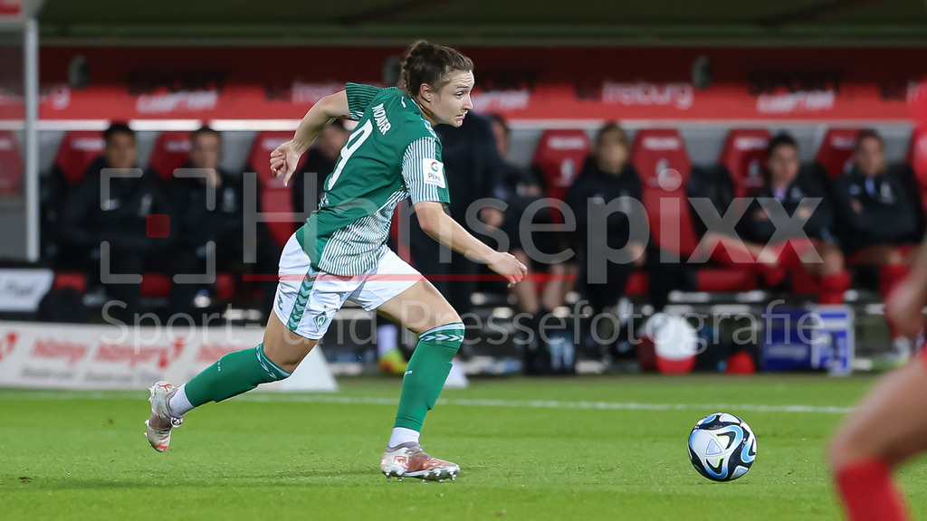 Fussball, Google Pixel Frauen-Bundesliga, SC Freiburg - SV Werder Bremen | v.li.: Sophie Weidauer (SV Werder Bremen, 9) am Ball, Einzelbild, Ganzkörper, Aktion, Action, Spielszene, DIE DFB-RICHTLINIEN UNTERSAGEN JEGLICHE NUTZUNG VON FOTOS ALS SEQUENZBILDER UND/ODER VIDEOÄHNLICHE FOTOSTRECKEN. DFB REGULATIONS PROHIBIT ANY USE OF PHOTOGRAPHS AS IMAGE SEQUENCES AND/OR QUASI-VIDEO.