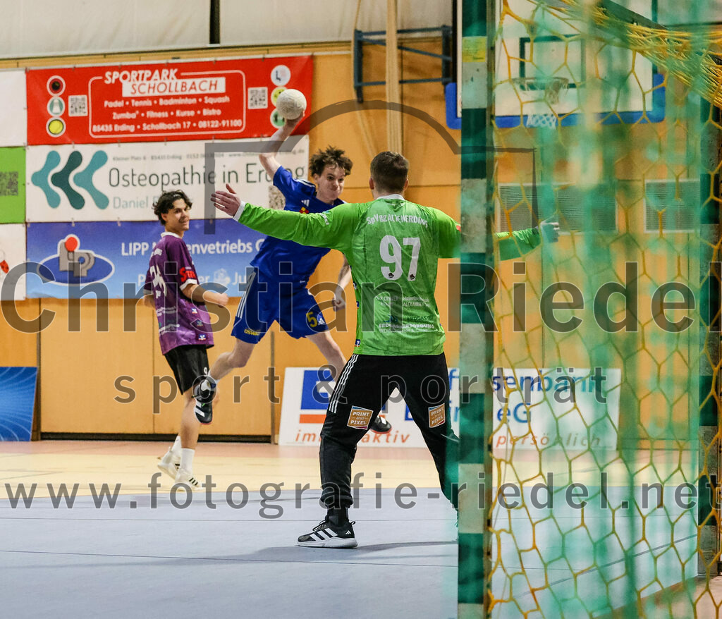 2024-02-24_046_SpVgg_Altenerding_gegen_SSG_Metten | Erding, Deutschland, 24.02.2024:
Handball, Bezirksoberliga Männer 2023 / 2024, 16. Spieltag, SpVgg Altenerding gegen SSG Metten, Endergebnis: 29:24

Luis Leitner (SpVgg Altenerding, #26), Philipp Gäck (SSG Metten, #5), Ferdinand Mayer (SpVgg Altenerding, #97)

Foto: Christian Riedel / fotografie-riedel.net