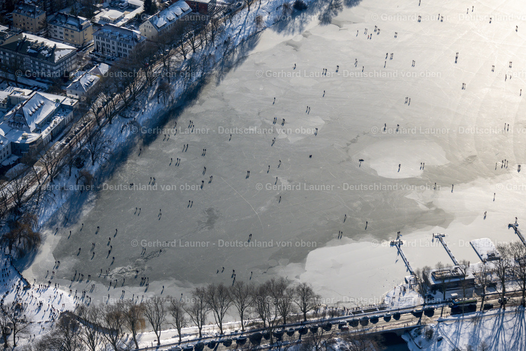 4043949 | MüNSTER 13.02.2021 Spaziergänger und Passanten laufen auf der Eisschicht der zugefrorenen Uferbereiche der See - Oberfläche des Aasee im Ortsteil Pluggendorf in Münster im Bundesland Nordrhein-Westfalen, Deutschland. // Wintry snowy strollers and passers-by walk on the ice sheet of the frozen bank areas of the lake - surface of Aasee in the district Pluggendorf in Muenster in the state North Rhine-Westphalia, Germany. Foto: Gerhard Launer