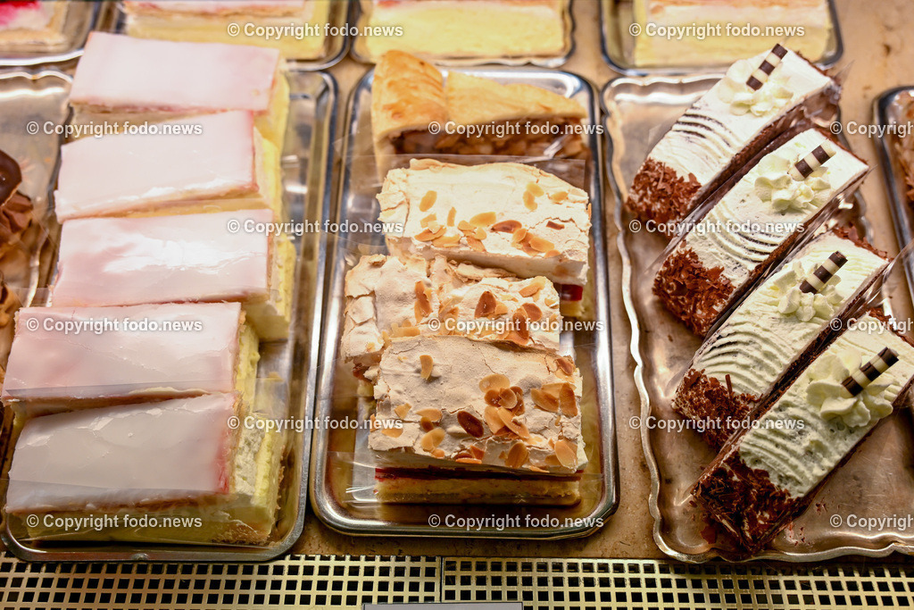 Steyr_ Teuerung_ 21.02.2024-10 | 21.02.2024, Steyr, AUT, Steyr, im Bild Konditorei Cafe Schmidt, Kuchen, Torten, Gebaeck, Mehlspeisen, Vitrine, Suessspeisen, Fruchtschnitten