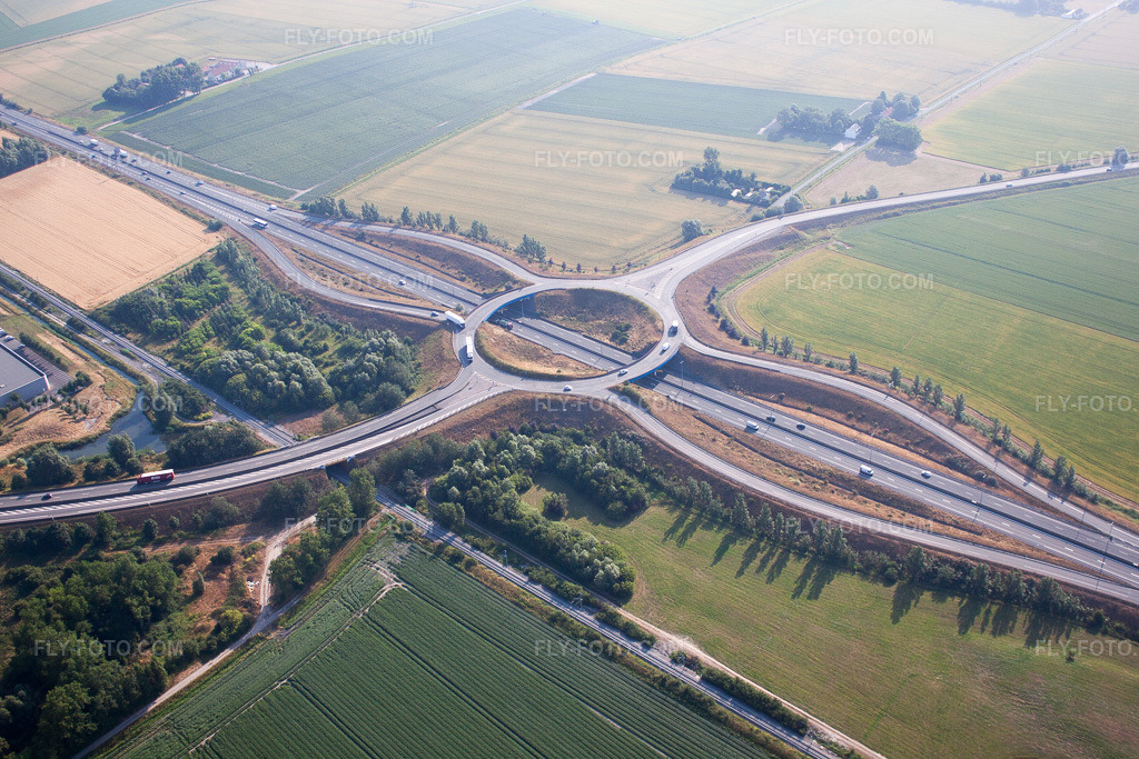 Aerial view: Route layout and lanes along the motorway - exit and entrance of the French motorway E40 to the ferry port of Dunkirk in Craywick in the state North, France. – Photo: IMG_58973.jpg taken on 07/22/2013 by Werner Riehm/FLY-FOTO.com – Resolution of the original: 4752 x 3168 px