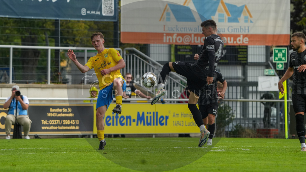 Fußball, Herren, Saison 2025/2026, Regionalliga Nordost, 2. Spieltag, FSV 63 Luckenwalde vs. Chemnitzer FC, Samstag 02.08.2025, Werner-Seelenbinder-Stadion Luckenwalde | Fußball, Herren, Saison 2025/2026, Regionalliga Nordost, 2. Spieltag, FSV 63 Luckenwalde vs. Chemnitzer FC, Samstag 02.08.2025, Werner-Seelenbinder-Stadion Luckenwalde, Im Bild: Niklas Kaus (l. Luckenwalde) und Niklas Walther (r. Chemnitz) - Realisiert mit Pictrs.com