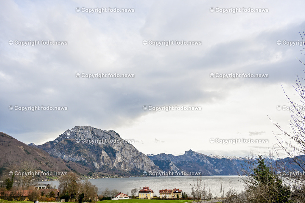 Traunstein_ Traunsee_ Gmunden_ 10.03.2024-3 | 10.03.2024, Gmunden, AUT, Traunstein, im Bild Traunstein, Traunsee, Gmunden, Berg, Berge, See, Tourismus, Bergsteigen, Huette, Segeln, Boote, Landschaft, Drohne, Luftbild