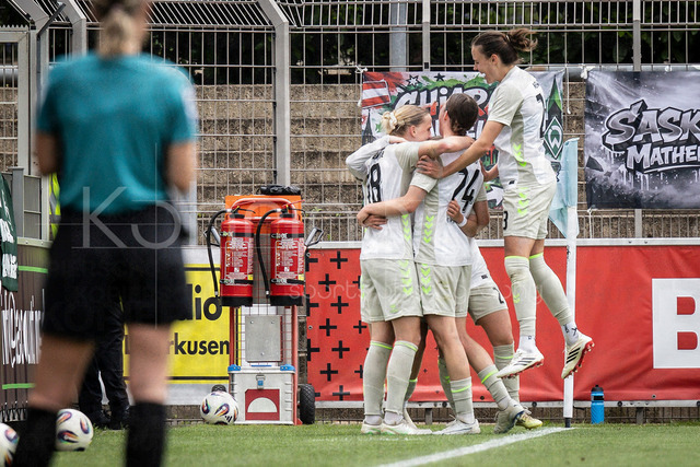 Frauen Fußball-Bundesliga; Bayer 04 Leverkusen - Werder Bremen, 17.05.2026 | LEVERKUSEN, 17.05.2026 - Torjubel um Lina Hausicke nach ihren Treffer zum 1:3 während der Begegnung Bayer 04 Leverkusen - Werder Bremen an Spieltag 26 der Google Pixel Frauen-Bundesliga am 17.05.2026 im Ulrich-Haberland-Stadion in Leverkusen (Nordrhein-Westfalen). DFL REGULATIONS PROHIBIT ANY USE OF PHOTOGRAPHS AS IMAGE SEQUENCES AND/OR QUASI-VIDEO.