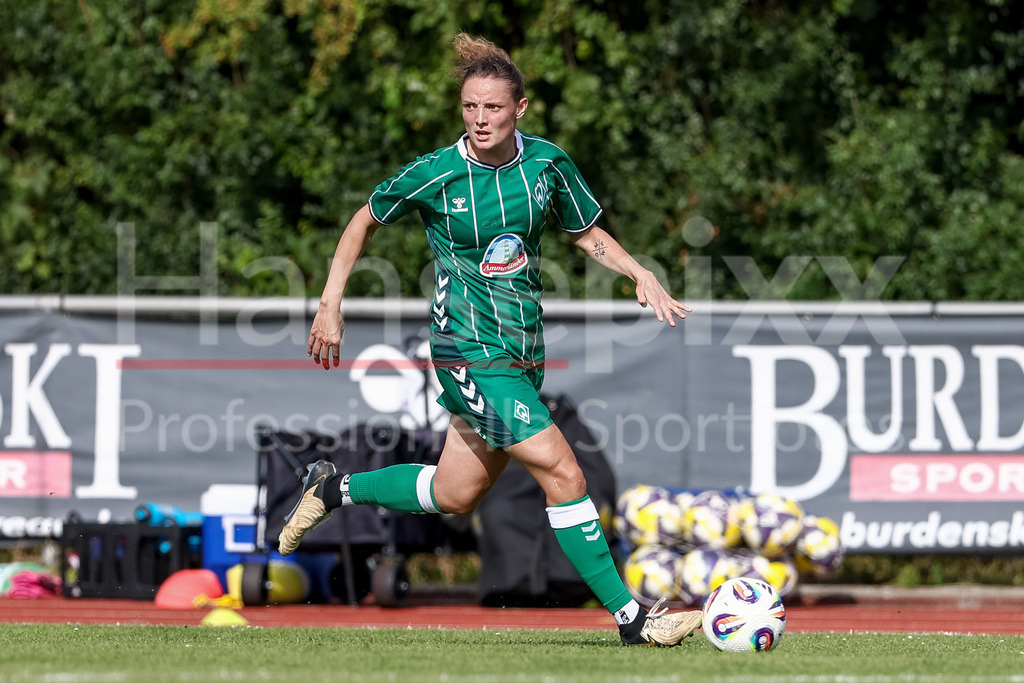Fussball, Testspiel Frauen, SV Werder Bremen - Cerezo Osaka Yanmar Ladies | Verena Wieder (SV Werder Bremen, 31) am Ball, Freisteller, Einzelbild, Ganzkörper, Aktion, Action, Spielszene