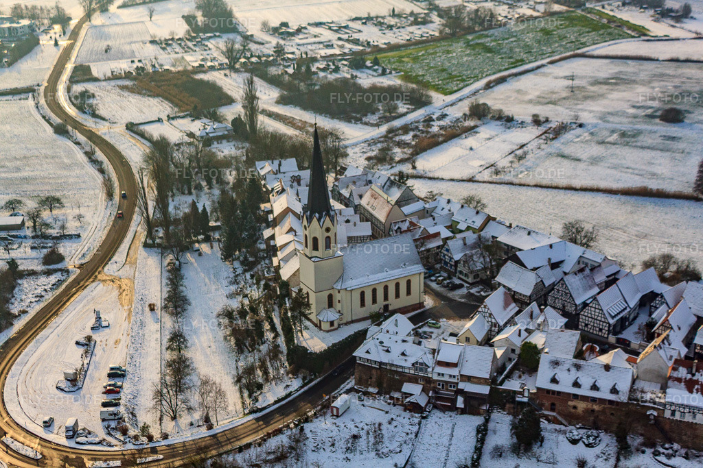 Luftbild: St. Dionysius im Hinterstädel im Winter bei Schnee in Jockgrim im Bundesland Rheinland-Pfalz in Deutschland. Foto: IMG_35795.jpg vom 04.12.2010 durch Werner Riehm/FLY-FOTO.de