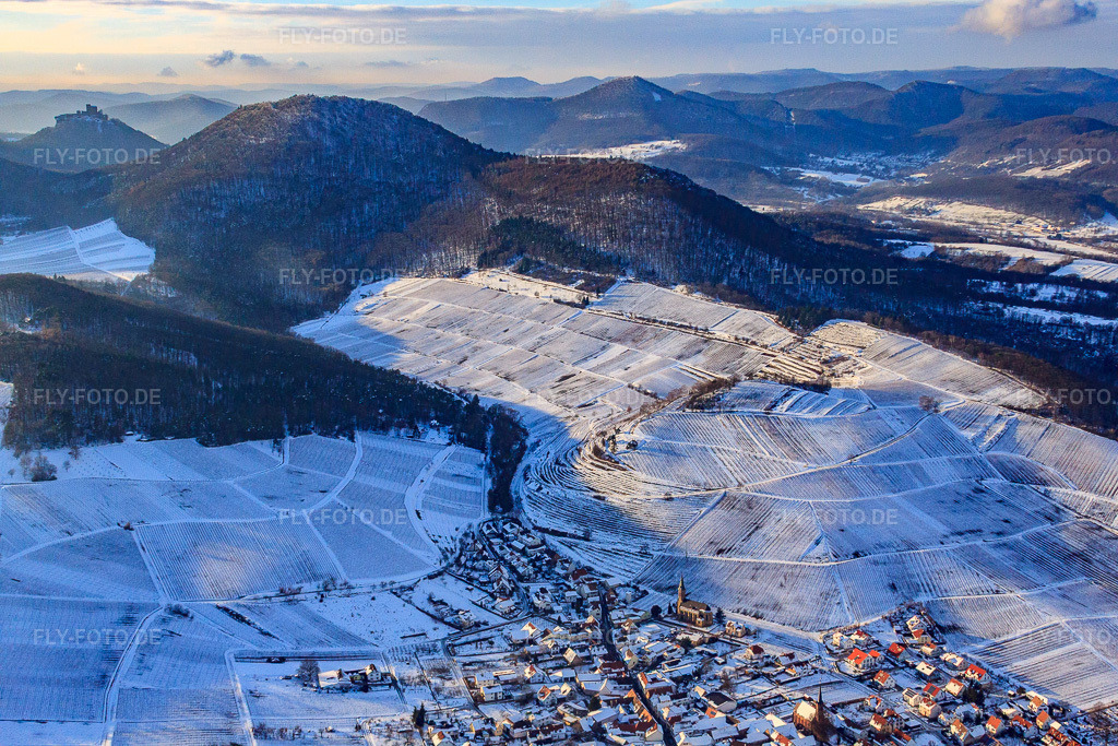 Luftbild: Winzerdorf unter der Weinlage Keschdebusch im Winter bei Schnee in Birkweiler im Bundesland Rheinland-Pfalz in Deutschland. Foto: IMG_36367.jpg vom 03.01.2011 durch Werner Riehm/FLY-FOTO.de