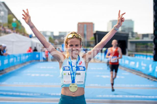 20250427-NSZ_3259 | Laura Hottenrott (Nr.F2,GER) jubelt über ihren 2. Platz der GesamtwertungDEU, Düsseldorf, 27.04.2025 Uniper Düsseldorf Marathon 2025 - Realisiert mit Pictrs.com