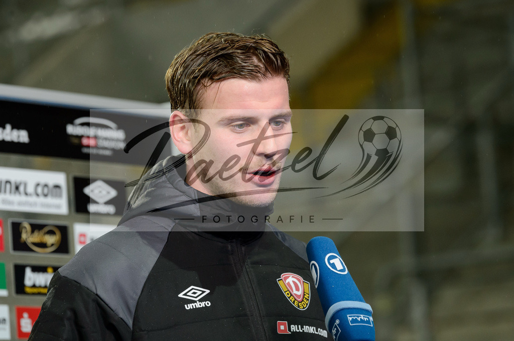 SGDHSV20220114_185 | Fussball, Herren: Christoph Daferner (SG Dynamo Dresden) schaut bei dem Spiel der 2. Bundesliga zwischen SG Dynamo Dresden und Hamburger SV im Rudolf-Harbig-Stadion am 14.01.2022 in Dresden, Deutschland.DFB / DFL REGULATIONS PROHIBIT ANY USE OF PHOTOGRAPHS AS IMAGE SEQUENCES AND/OR QUASI-VIDEO. - Realisiert mit Pictrs.com