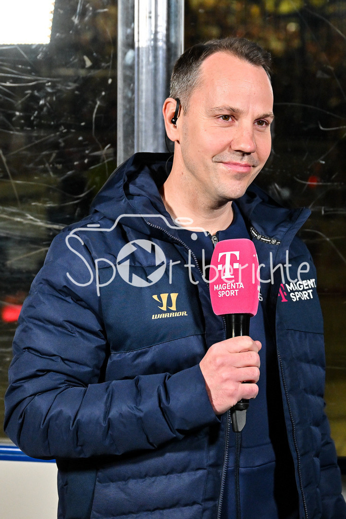 Iserlohn Roosters - Augsburger Panther | Die Vorberichte von Magentasport laufen - im Bild Christoph ULLMANN / Einzelfoto / Freisteller / DEL: Iserlohn Roosters - Augsburger Panther, Eissporthalle Iserlohn am 07.03.2025