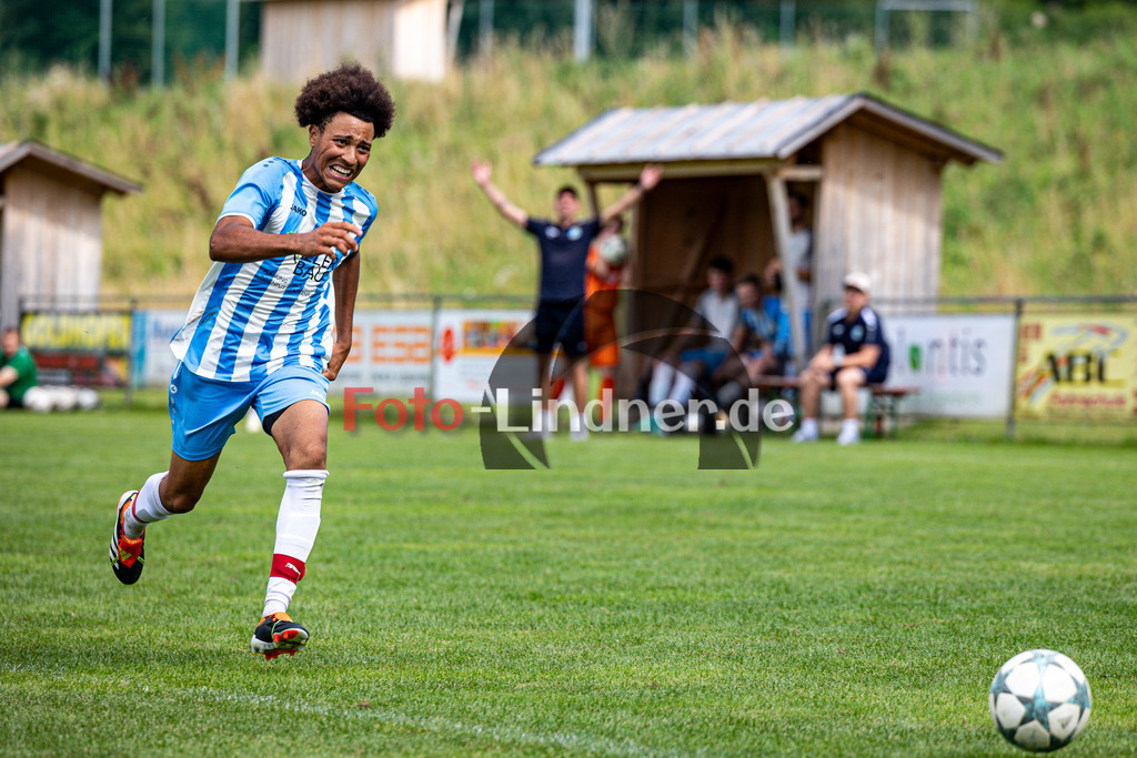 SG Hungerbach gegen TSV Brunnthal | Fußball Kreisliga Herren Oberbayern Zugspitze Gruppe 1, SG Hungerbach gegen TSV Brunnthal, 20240803,Lenny PETRISIC (SG Hungerbach 18) in Aktion, Sprint,2024-08-03 in Huglfing (Sportpark Huglfing), Lenny PETRISIC (SG Hungerbach 18)Copyright: WolfgangxLindner www.foto-lindner.de