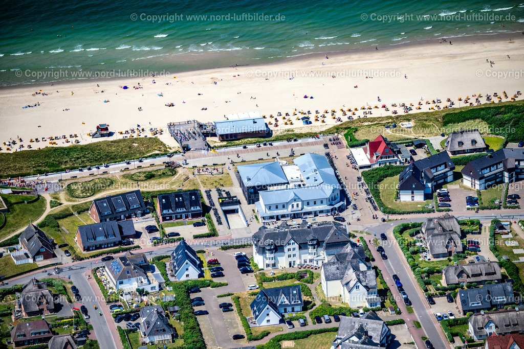Sylt_Wenningstedt_Dünenstrasse_Restaurant_Iismeer_Buchhandlung_Klaumann_ELS_0836210625 | WENNINGSTEDT (SYLT) 21.06.2025 Sandstrand- Landschaft entlang des Küsten- Verlaufes und Promenade in Wenningstedt (Sylt) auf der Insel Sylt im Bundesland Schleswig-Holstein, Deutschland. // Beach landscape along the and Promenade in Wenningstedt (Sylt) at the island Sylt in the state Schleswig-Holstein, Germany. Foto: Martin Elsen