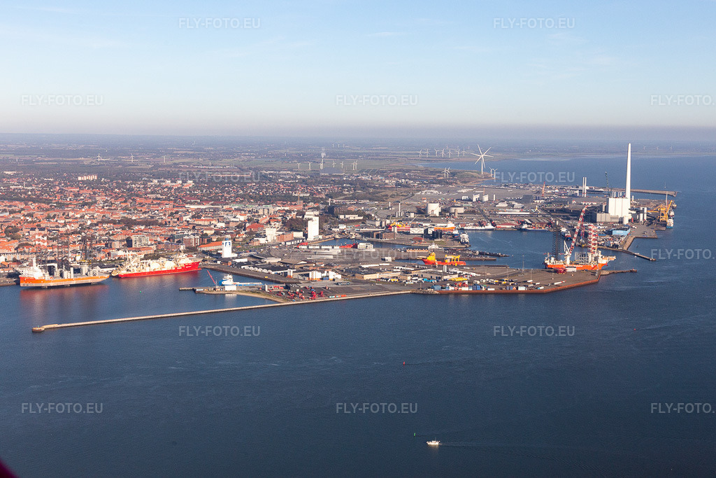 Vue aérienne: Port à Esbjerg dans le département Syddanmark, Danemark. Photo: IMG_118744.jpg prise le 21/09/2019 par Werner Riehm/FLY-FOTO.eu – Résolution de l'original: 5472 x 3648 px