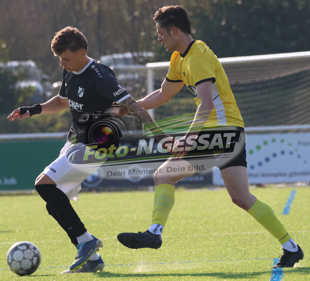 SV Rödinghausen II, FC Kaunitz | Auf dem Bild zu sehen: schwarz SV Rödinghausen II: Simon Breuer ; gelb FC Kaunitz: Joel KirschSV Rödinghausen II, FC Kaunitz, Saison 25/26, Westfalenliga, Deutschland - Realisiert mit Pictrs.com
