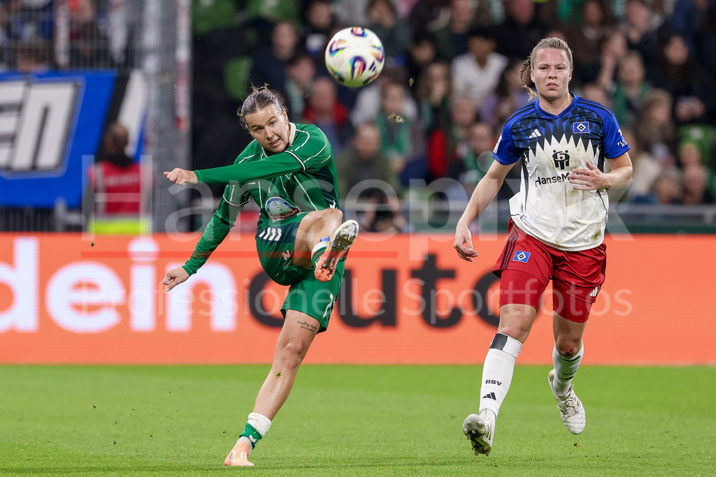 Fussball, Google Pixel Frauen-Bundesliga, SV Werder Bremen - Hamburger SV | v.li.: Larissa Mühlhaus (SV Werder Bremen, 7) am Ball, Einzelbild, Ganzkörper, Aktion, Action, Spielszene, Christin Meyer (Hamburger SV, 16), DIE DFB-RICHTLINIEN UNTERSAGEN JEGLICHE NUTZUNG VON FOTOS ALS SEQUENZBILDER UND/ODER VIDEOÄHNLICHE FOTOSTRECKEN. DFB REGULATIONS PROHIBIT ANY USE OF PHOTOGRAPHS AS IMAGE SEQUENCES AND/OR QUASI-VIDEO.