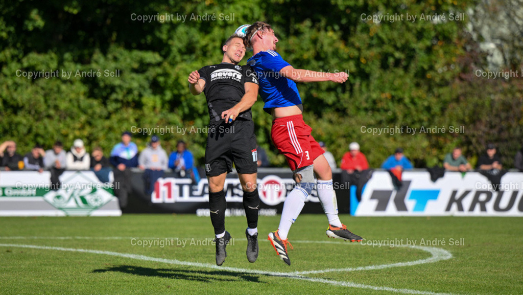 SpVg Eidertal Molfsee vs Eckernförder SV | Tom Braesch (Molfsee #3) / Julian Zülsdorff (ESV #5) - Fußball-Oberliga Männer 2024/2025 / SpVg Eidertal Molfsee vs Eckernförder SV / Platz A / Molfsee / 03.10.24 - Realisiert mit Pictrs.com