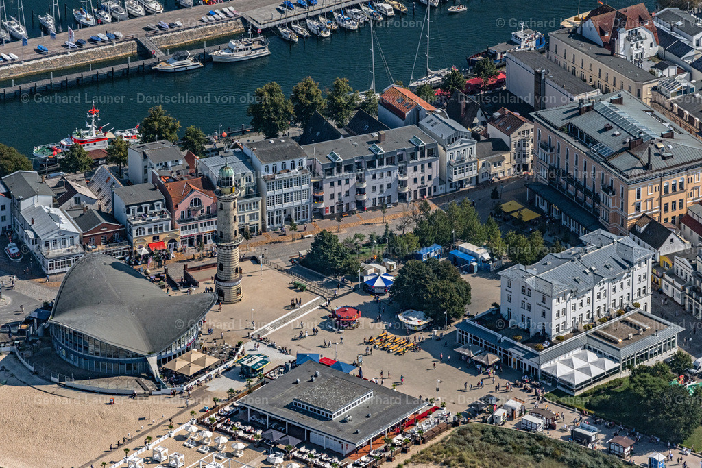 4061972 | Warnemünde Sitzbänke der Freiluft- Gaststätten Gebäude - Ensemble Leuchtturm - Teepott am Sandstrand im Ortsteil Warnemünde in Rostock im Bundesland Mecklenburg-Vorpommern, Deutschland. Weiterführende Informationen bei: Teepott-Restaurant,  w.Holz GmbH Gastronomie &amp; Catering-Team. // Tables and benches of open-air restaurants building - Ensemble Leuchtturm - Teepott in the district Warnemuende in Rostock in the state Mecklenburg - Western Pomerania, Germany. Further information at: Teepott-Restaurant,  w.Holz GmbH Gastronomie &amp; Catering-Team. Foto: Gerhard Launer