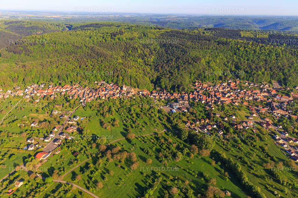 Aerial view: View of a town on the edge of the Northern Vosges Mountains from the east in Saint-Jean-Saverne in the state Bas-Rhin, France.Photo: IMG_146000.jpg taken on 05/01/2025 by Werner Riehm/FLY-FOTO.comResolution of the original: 5472 x 3648 px