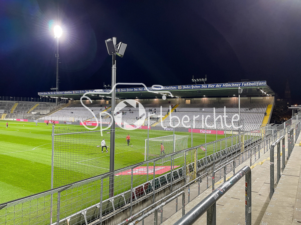 FC Bayern Amateure - FC Wuerzburger Kickers | Die Gegengerade des Stadions an der Gruenwalder Strasse vor der partie gegen die Kickers aus Wuerzburg / Flutlicht / Symbolbild