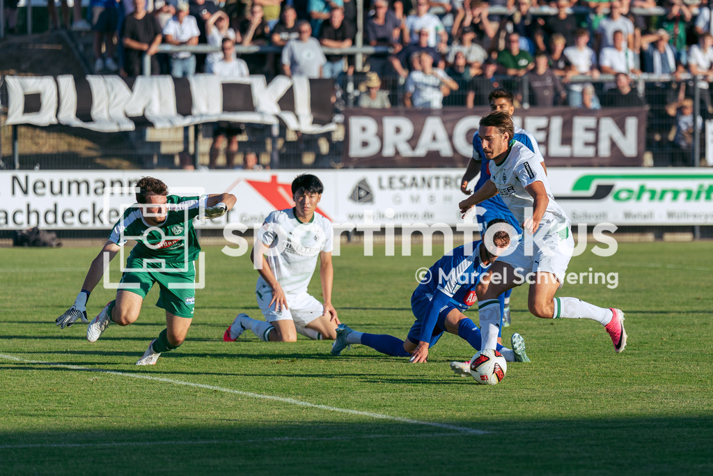 SSVg Velbert 02 – Borussia Mönchengladbach | Florian Neuhaus (Borussia Mönchengladbach) im Dribbling. Testspiel zwischen der SSVg Velbert 02 und Borussia Mönchengladbach in Velbert, 12.08.2026. Endstand: 0:8. sportimfokus / Marcel Schwering - Realisiert mit Pictrs.com
