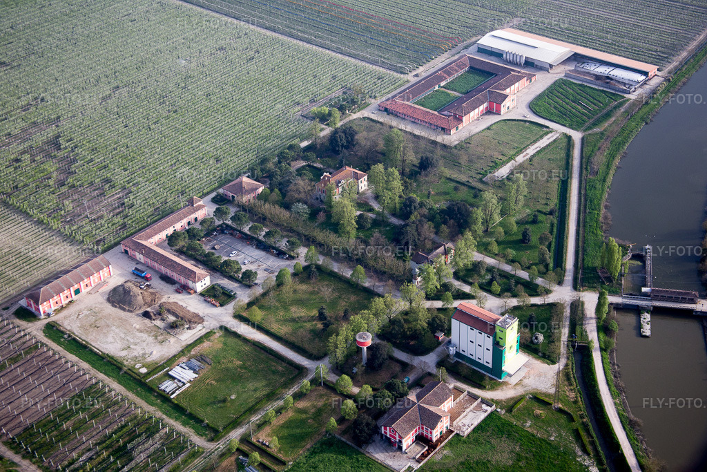 Vue aérienne: Vue de la ville à Lodigiana dans le département Émilie-Romagne, Italie.Photo: IMG_087330.jpg prise le 05/04/2016 par Werner Riehm/FLY-FOTO.euRésolution de l'original: 5472 x 3648 px