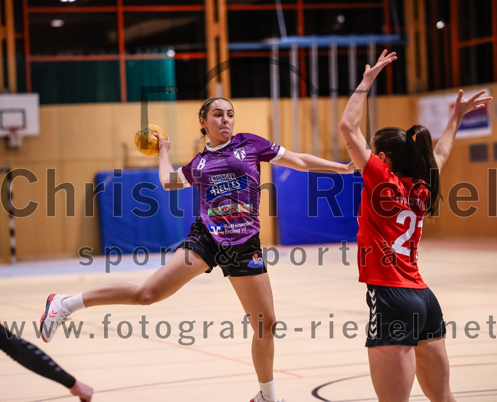 2025-01-18_049_SpVgg_Altenerding_gegen_TV_Altoetting | Erding, Deutschland, 18.01.2025:Handball, Bezirksoberliga Frauen Altbayern 2024 / 2024, 11. Spieltag, SpVgg Altenerding gegen TV Altötting, Endergebnis: 19:24Lena Prem (SpVgg Altenerding, #8), Eva Taubeneder (TV Altötting, #21)Foto: Christian Riedel / fotografie-riedel.net