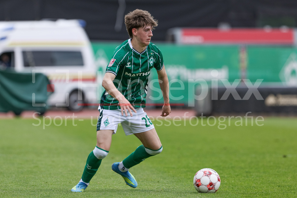Fussball, Regionalliga Nord, SV Werder Bremen II - SSV Jeddeloh | Luca Höcker (SV Werder Bremen II, 26) am Ball, Freisteller, Einzelbild, Ganzkörper, Aktion, Action, Spielszene