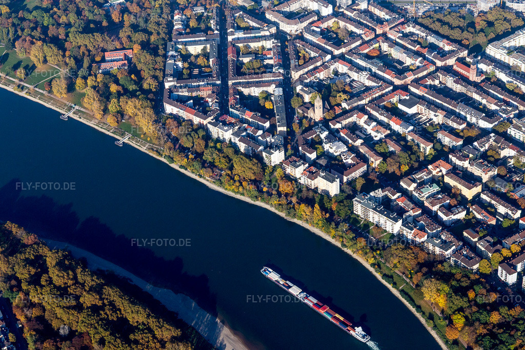 Luftbild: Fluss- Uferbereichen des Rhein Stephanienufer im Ortsteil Lindenhof in Mannheim im Bundesland Baden-Württemberg in Deutschland. Foto: IMG_095415.jpg vom 30.10.2016 durch Werner Riehm/FLY-FOTO.de