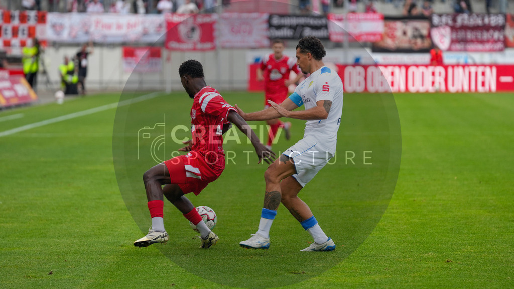 Fußball, Herren, Saison 2025/2026, Regionalliga Nordost, 5. Spieltag, Hallescher FC vs. FSV 63 Luckenwalde, Dienstag 26.08.2025, Leuna-Chemie-Stadion Halle, | Fußball, Herren, Saison 2025/2026, Regionalliga Nordost, 5. Spieltag, Hallescher FC vs. FSV 63 Luckenwalde, Dienstag 26.08.2025, Leuna-Chemie-Stadion Halle, Im Bild: Bocar Baro (l. Halle) und Andreas Pollasch (r. Luckenwalde) - Realisiert mit Pictrs.com