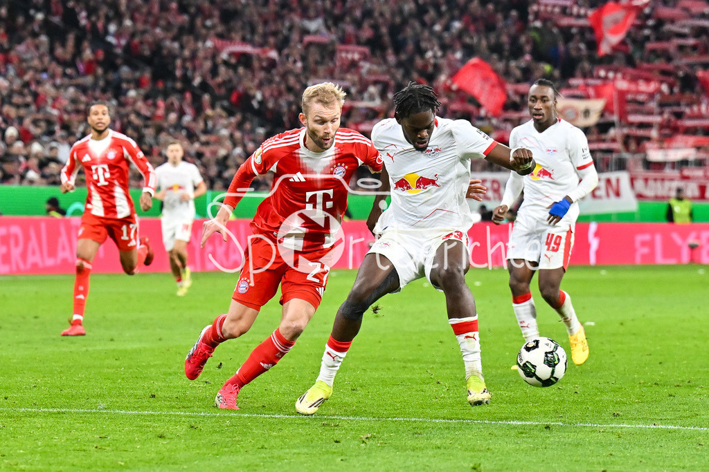 FC Bayern München - RB Leipzig | MUNICH, GERMANY - 11. FEBRUARY: im Duell Konrad LAIMER (FC Bayern Munich 27) und Castello LUKEBA (RB Leipzig 23) während dem Spiel zwischen dem FC Bayern München und RB Leipzig beim Viertelfinale des DFB-Pokales in der Allianz Arena