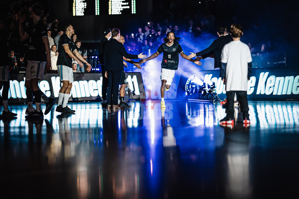 Basketball | Männer | Saison 2024/2025 | easyCredit Basketball Bundesliga | 12. Spieltag | Veolia Towers Hamburg vs. MHP Riesen Ludwigsburg | 21.12.2024 | Keondre Kennedy (#11, Veolia Towers Hamburg) beim Einlauf