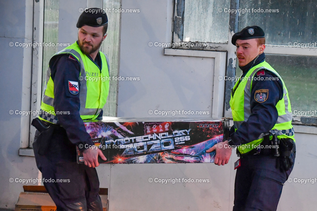 Polizei_ Kontrolle_ Feuerwerk_ 28.12.2022-44 | 28.12.2022, Weigetschlag Grenzuebergang, AUT, Polizei, Grenzkontrolle illegale Feuerwerkskoerper, im Bild Polizei, Kontrolle, Feuerwerk, Knallkoerper, Boeller