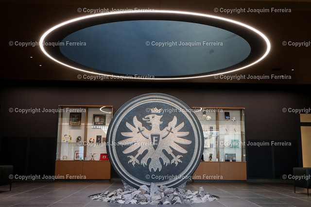 2023.12.20_PK_0012 | 20.12.2023 Pressekonferenz Eintracht Frankfurt mit Cheftrainer Niko Arnautis und Laura Freigang  v.l.,Symbolfoto, Symbolbild: Adler, Eintracht Frankfurt Campus, Eingangsbereich, Foyer - Realisiert mit Pictrs.com