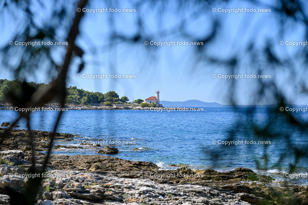 Kroatien_ Brac_ Insel in Dalmatien_ Milna_ 14.07.2025-16 | 14.07.2025, Kroatien, HRV, Brac, Insel in Dalmatien, Milna im Bild Themenbild, Strand, Kueste, Steine, Kiefernwald, Meer, Leuchtturm, Adria, Stimmung, Feature, Symbolbild