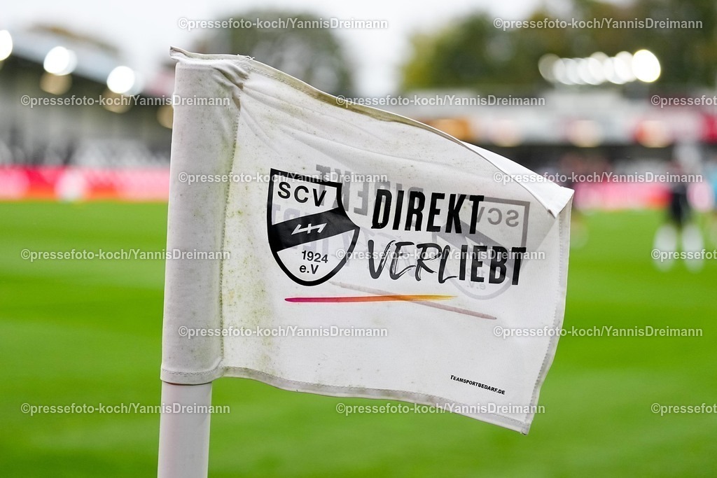 xYDRx25102501088 | 25.10.2025, xydrx, Fußball, 3.Liga, SC Verl - SSV Ulm 1846, Saison 2025 2026, Sportclub Arena: Eckfahne mit dem Logo des SC Verl und der Aufschrift: Direkt Verliebt  DFB regulations prohibit any use of photographs as image sequences and or quasi-video.