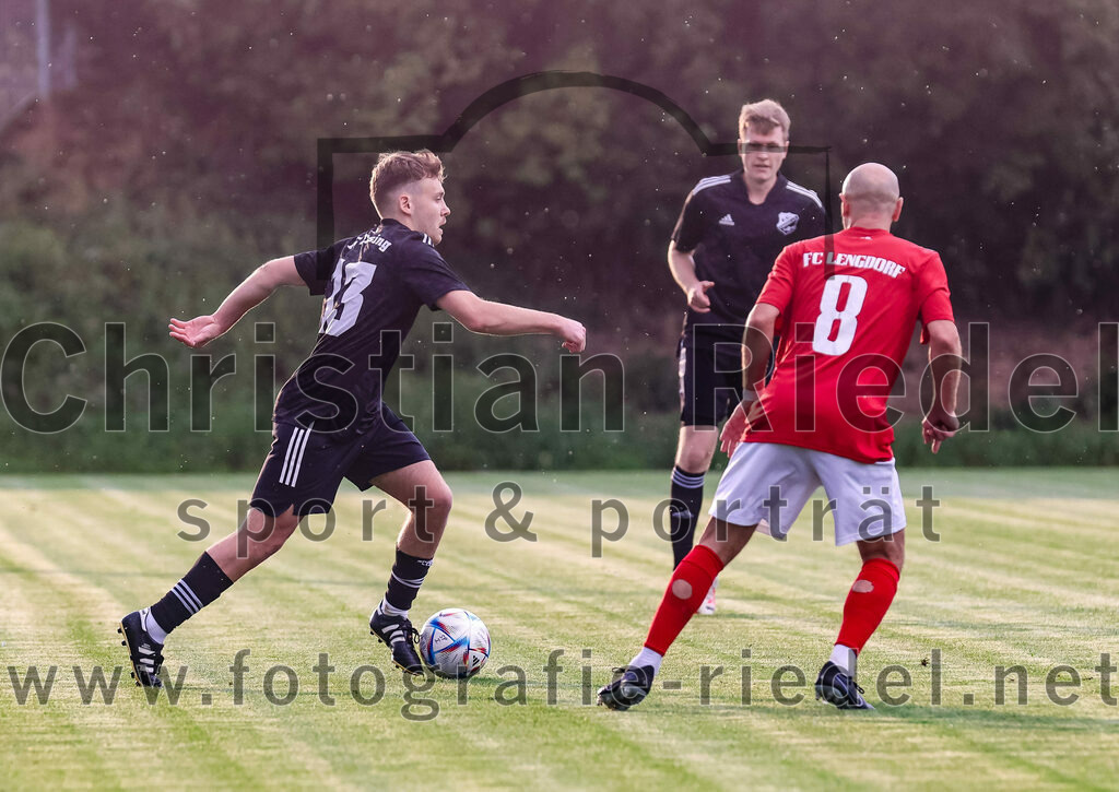 2023-08-25_020_FC_Finsing_gegen_FC_Lengdorf | Finsing, Deutschland, 25.08.2023:
Fußball, Kreisliga 2023 / 2024, 6. Spieltag, FC Finsing gegen FC Lengdorf, Endergebnis: 5:0

Patrick Forchhammer (FC Finsing, #13), Gianfranco Soave (FC Lengdorf, #8)

Foto: Christian Riedel / fotografie-riedel.net