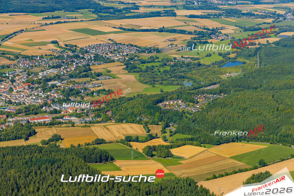 Luftaufnahme der Stadt Arzberg - Die Luftaufnahme wurde 2025 vom UL-Flugzeug heraus erstellt ( keine Drohne ) - Hochauflösende Luftaufnahme - für professionelle Ausdrucke geeignet. Die Geschenkidee !Mit Lizenz und Bildrechte bestellbar