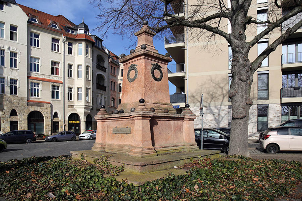 Foto: Leipzig - Kugeldenkmal | Das Team hinter BILDLEXIKON LEIPZIG bündelt historische wie aktuelle Informationen über die Stadt Leipzig in Text und Bild auf einer Plattform und stellt diese der interessierten Öffentlichkeit zur Verfügung.