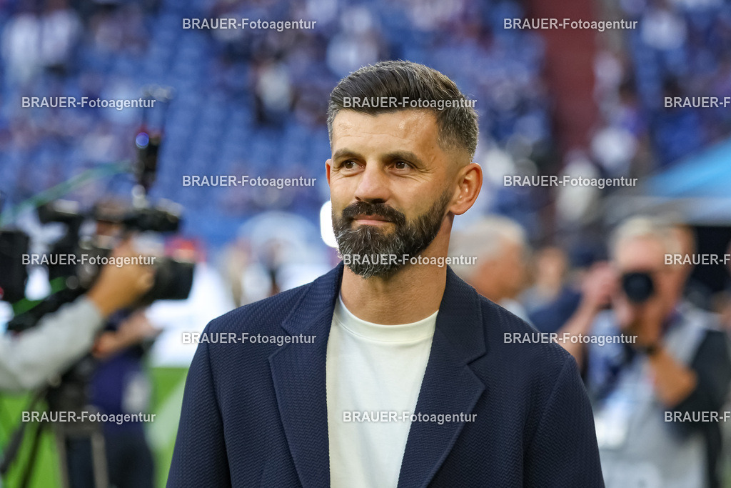 1_S04BER_20250801_0051.JPG -  - FC Schalke 04 - Hertha BSC Berlin - 2. Bundesliga | Gelsenkirchen, Deutschland, 01.08.25: Trainer Miron Muslic (FC Schalke 04) schaut waehrend des Spiels der 2. Bundesliga zwischen FC Schalke 04 - Hertha BSC Berlin in der Veltins-Arena am 01. August 2025 in Gelsenkirchen, Deutschland. (Foto von Stefan Brauer/Brauer-Fotoagentur)DFB/DFL REGULATIONS PROHIBIT ANY USE OF PHOTOGRAPHS AS IMAGE SEQUENCES AND/OR QUASI-VIDEO.