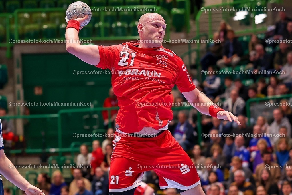 BHC11022601024 | 11.02.2026, Handball, 1.HBL, Bergischer HC - MT Melsungen, 20. Spieltag, Uni-Halle Wuppertal: Arnar Freyr Arnarsson (Melsungen #21) wirft den Ball auf das Tor 