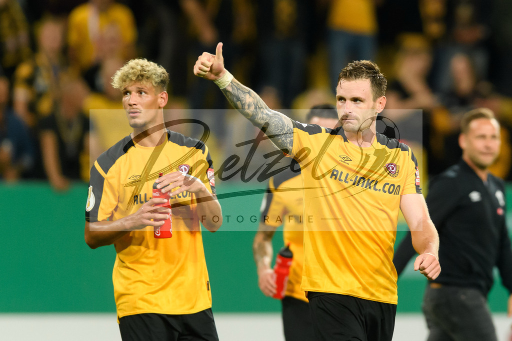 DREPAD20210806_047 | Fussball, Herren: Michael Sollbauer (SG Dynamo Dresden) gestikuliert beim Spiel der 1. Runde im DFB-Pokal zwischen SG Dynamo Dresden und SC Paderborn 07 im Rudolf-Harbig-Stadion am 06.08.2021 in Dresden, Deutschland.DFB / DFL REGULATIONS PROHIBIT ANY USE OF PHOTOGRAPHS AS IMAGE SEQUENCES AND/OR QUASI-VIDEO. - Realisiert mit Pictrs.com