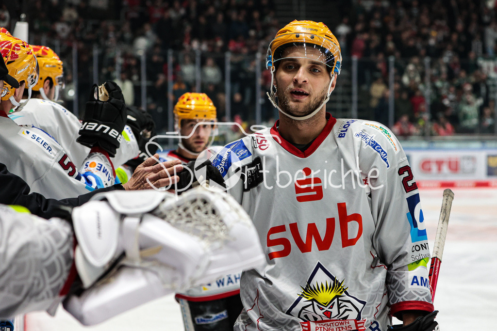 Augsburger Panther - Fischtown Pinguins Bremerhaven | Vladimir EMINGER (BHV #22) bejubelt den Treffer zum 3-3