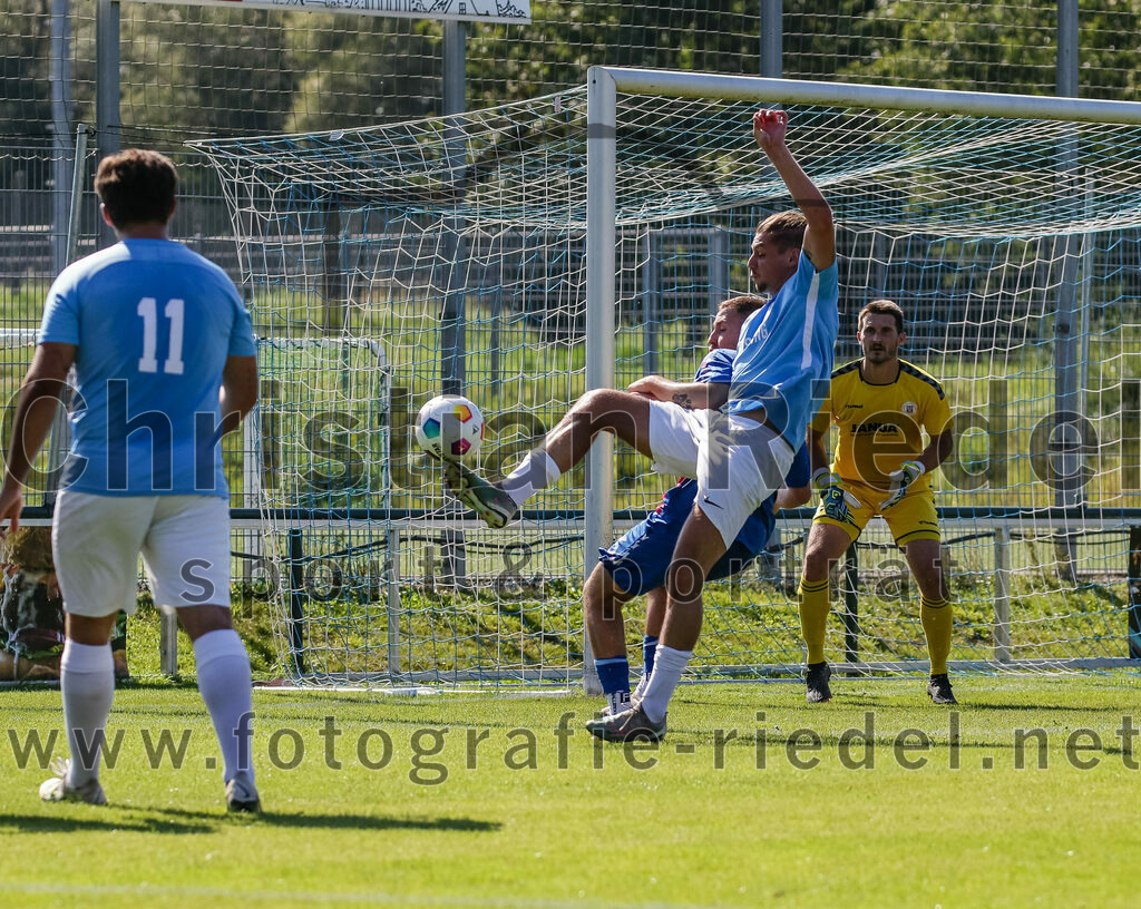 2023-09-16_069_FC_Langengeisling_gegen_TSV_Dorfen | Erding, Deutschland, 16.09.2023:
Fußball, Bezirksliga Oberbayern Ost 2023 / 2024, 9. Spieltag, FC Langengeisling gegen TSV Dorfen, Endergebnis: 3:1

Florian Rupprecht (FC Langengeisling, #11), Maximilian Birnbeck (FC Langengeisling, #27), Florian Brenninger (TSV Dorfen, #6), Torwart Alexander Wolf (TSV Dorfen, #1)

Foto: Christian Riedel / fotografie-riedel.net