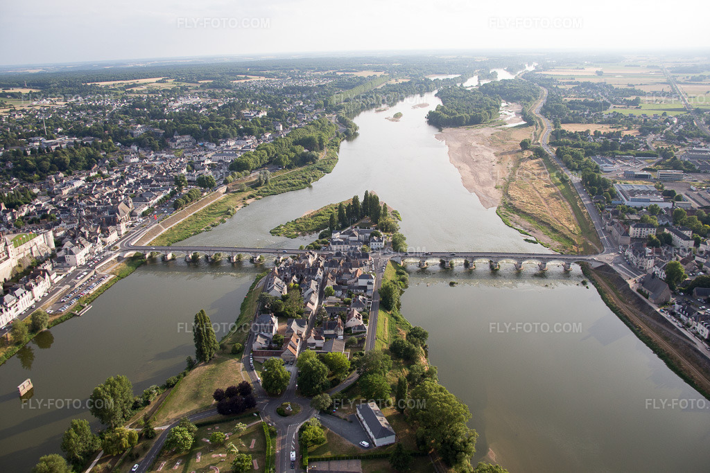 Aerial view: View of the town in Amboise in the state Indre et Loire, France.Photo: IMG_082370.jpg taken on 06/20/2015 by Werner Riehm/FLY-FOTO.comResolution of the original: 5472 x 3648 px