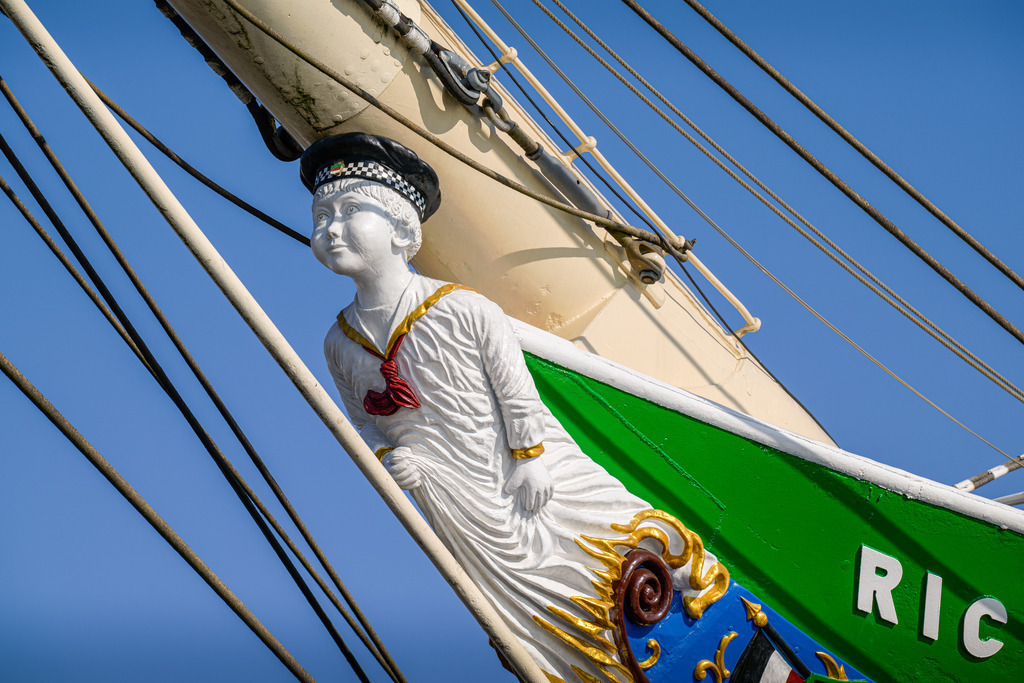 Galionsfigur Rickmer Rickmers | Die Galionsfigur des Frachtsegelschiffes Rickmer Rickmers, das als Museumsschiff im Hamburger Hafen liegt. - Realisiert mit Pictrs.com