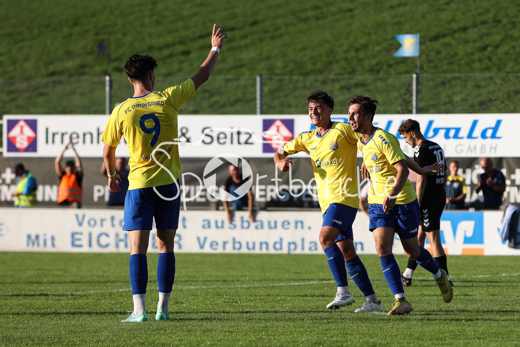 FC Pipinsried - SV Wacker Burghausen | Benedikt WIEGERT (FCP #28) jubelt nach seinem Tor zum 3-1 mit seinen Teamkollegen / Freude / Jubel / Torschuetze
