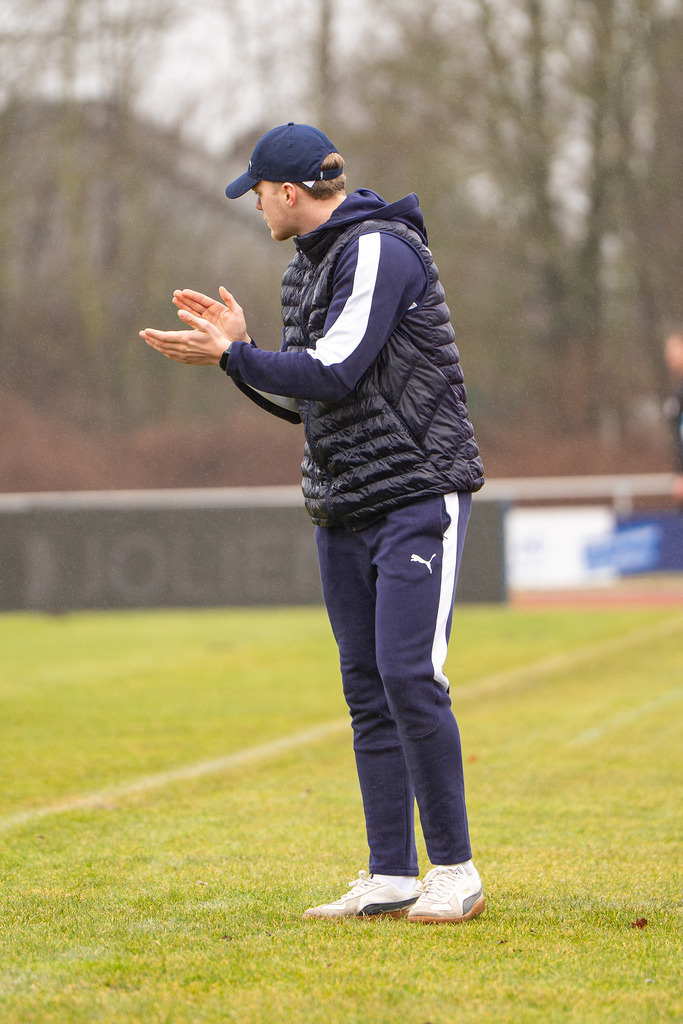 Fußball I Herren I Saison 2025-2026 I Regionalliga Nord I 23. Spieltag I TuS Blau-Weiß Lohne - SC Weiche Flensburg 08 I 0426 | Marlon Wichmann (Co-Trainer, TuS BW Lohne) - Realisiert mit Pictrs.com