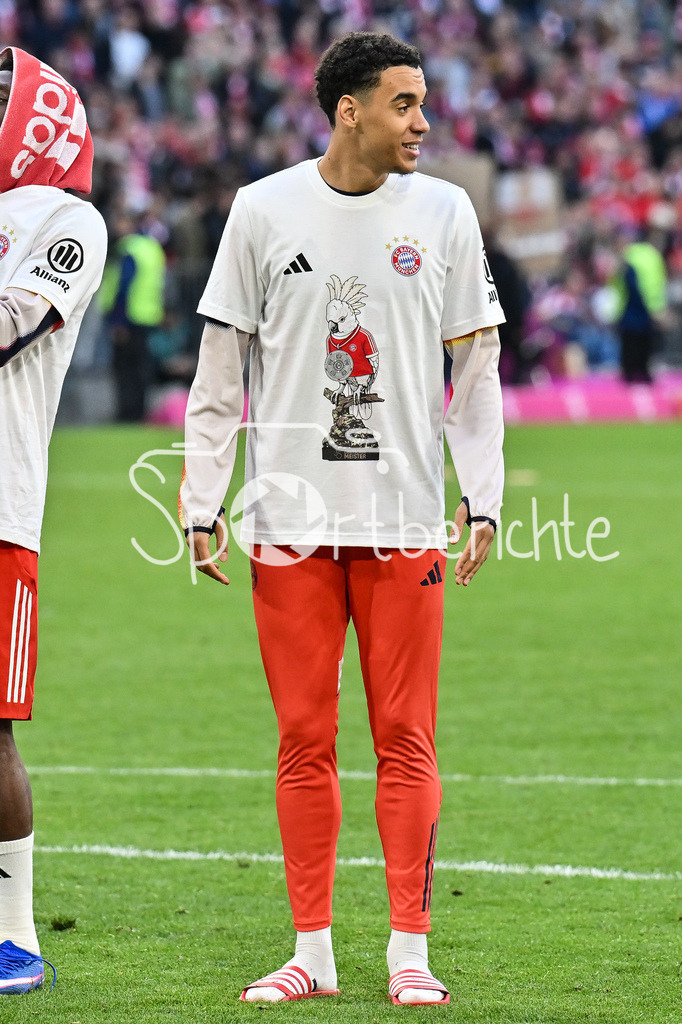 FC Bayern München - VfB Stuttgart | MUNICH, GERMANY - 19. APRIL: Bayern Munich celebrating the Deutsche Meiterschaft after the Bundesliga Match between FC Bayern Munich vs. VfB Stuttgart at Matchday 30 at Allianz Arena / DFL REGULATIONS PROHIBIT ANY USE OF PHOTOGRAPHS AS IMAGE SEQUENCES AND/OR QUASI-VIDEO / Jamal MUSIALA (FC Bayern Munich 10) / Meistershirt / KAKADU
